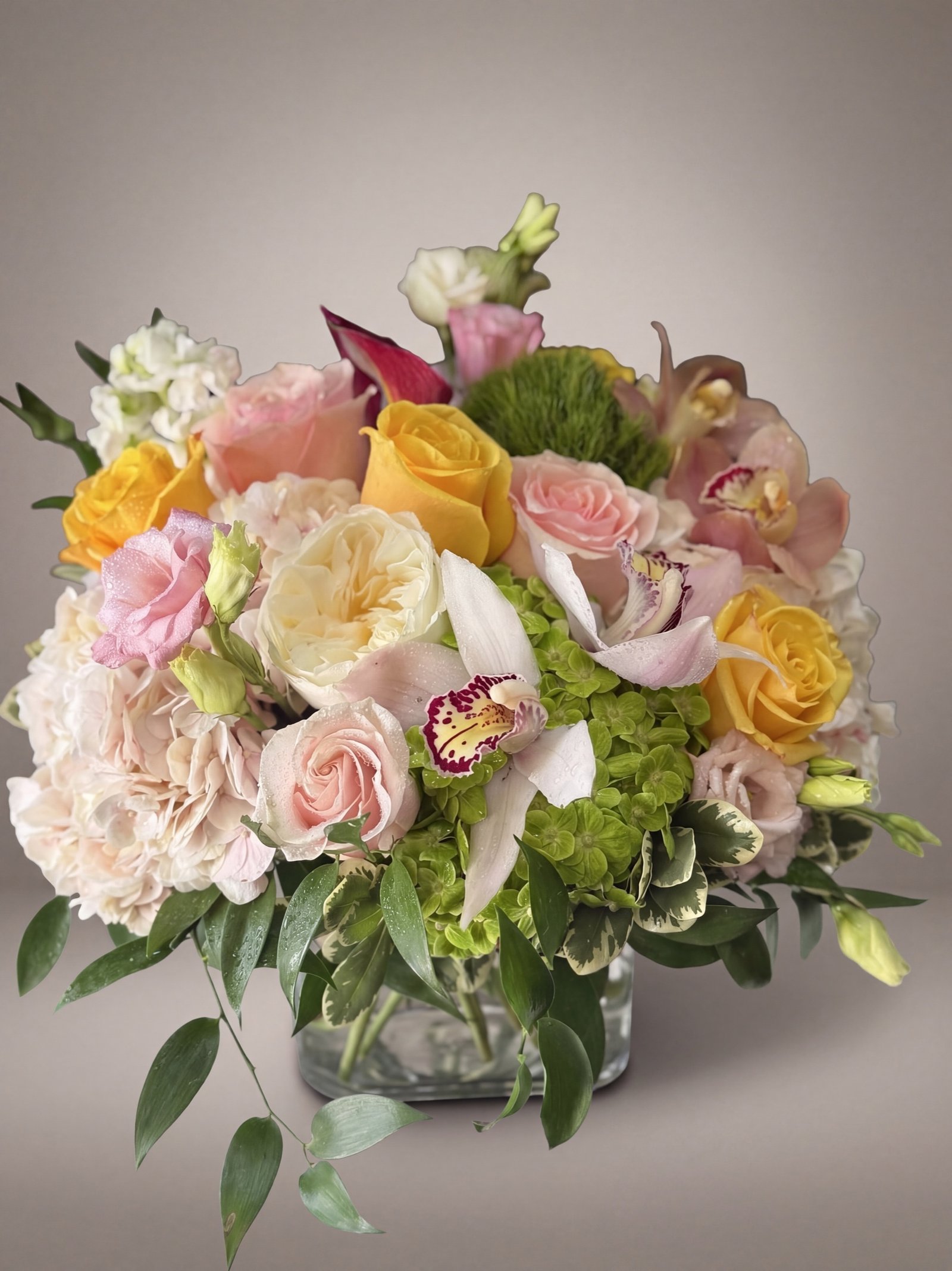 Arreglo Duraznos y Crema con rosas amarillas y hortensia crema